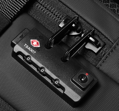 Sac à dos de voyage cabine à compression, détail du cadenas TSA intégré avec fermeture sécurisée et code réglable