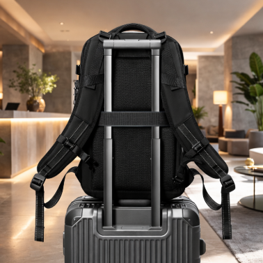Sac à dos de voyage cabine à compression, fixé sur une valise trolley dans le hall d’un hôtel moderne, vue arrière avec sangles 