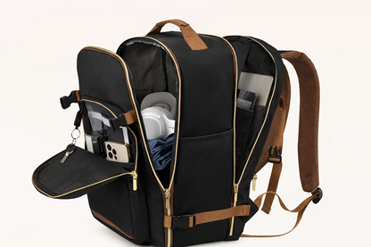 sac a dos voyage noir avec details marron ouvert montrant des compartiments organises pour ordinateur accessoires electroniques vetements et objets personnels organises