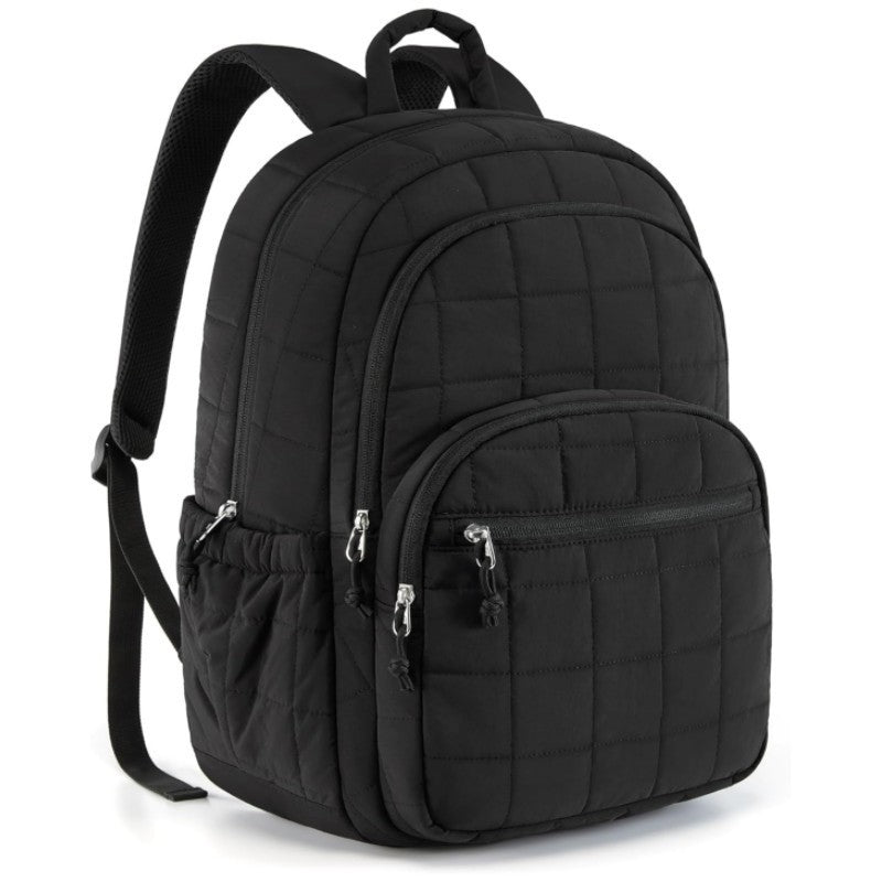 Un sac à dos voyageur noir est posé sur un fond blanc minimaliste. L’ambiance est sobre et urbaine, soulignant son style élégant et polyvalent pour le voyage.