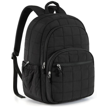 Un sac à dos voyageur noir est posé sur un fond blanc minimaliste. L’ambiance est sobre et urbaine, soulignant son style élégant et polyvalent pour le voyage.