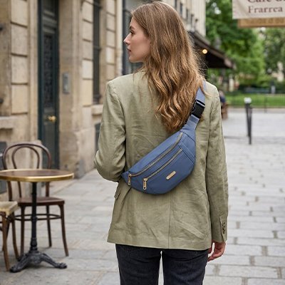 Sac banane femme bleu porté sur le dos