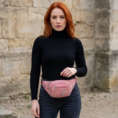 Sac banane femme porté à la  taille par une professionnel en vacances 
