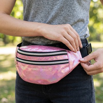 Sac banane femme rosé porté à la taille
