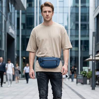 Sac banane homme bleu à la taille dans un décor style Chicago