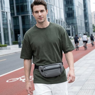 Sac banane homme gris porté en promenade urbaine