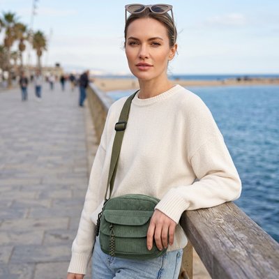 Sac bandoulière femme vert, porté en travers du corps au bord de mer