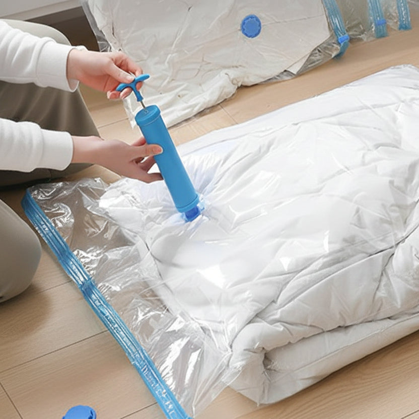 Sac de compression aspire avec une pompe manuelle pour compresser une couette et gagner de la place facilement