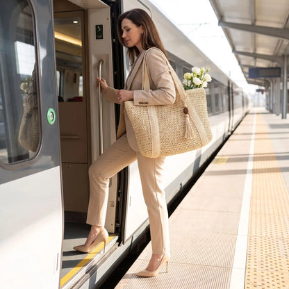 Sac de plage luxe tendance entrant dans un train