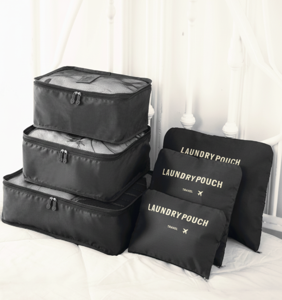 sac de rangement dans valise 6 pieces de couleur noir ecriture blanche sur lit blanc
