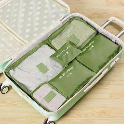sac de rangement dans valise de couleur verte