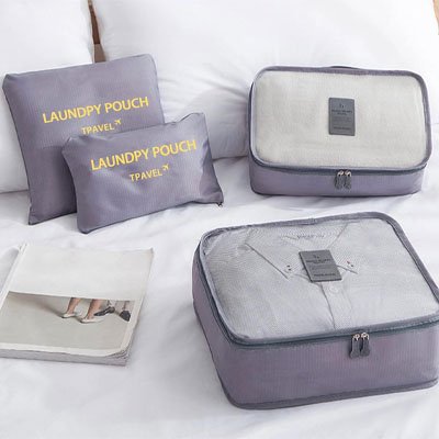 Sac de rangement en preparation pour escapade sur lit confortable