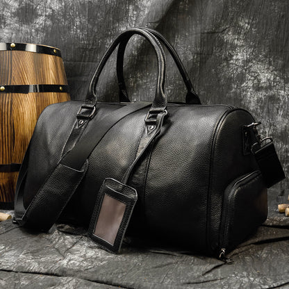 sac de voyage elegant noir aspect cuir premium avec bandouliere ajustable pose en decor sobre style luxe discret pour deplacements et week end