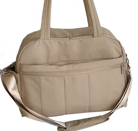 Sac de voyage femme beige caramel au design épuré, doté de multiples rangements, fermeture zippée et bandoulière ajustable, parfait pour les escapades.