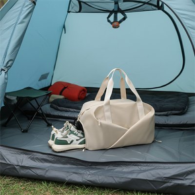 Sac de voyage femme blanc dans une tente démo