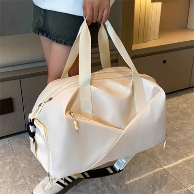 Sac de voyage femme est pret a être ranger en simplicite