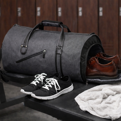 sac de voyage gris noir pose sur banc de salle de sport avec compartiment chaussures ouvert contenant chaussures paire de baskets noir