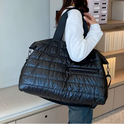 Sac de voyage matelassé noir porté à l’épaule, grande capacité, sac week end moderne et imperméable