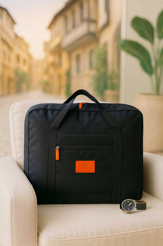 sac de voyage noir sur fauteuil blanc avec montre decor rue floue ambiance zen