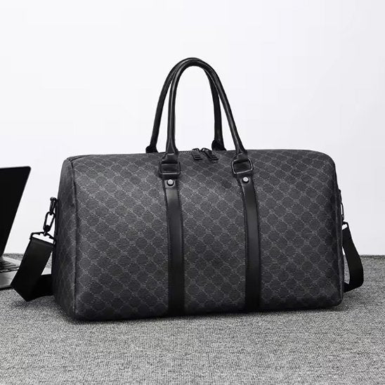 sac de voyage sur tapis gris expose desing monogramme subtil losange