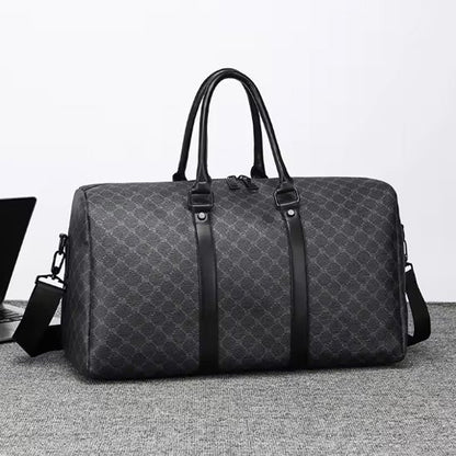 sac de voyage sur tapis gris expose desing monogramme subtil losange