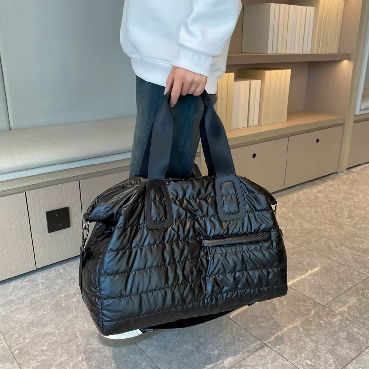 Sac de week end matelassé noir porté à la main, grand format léger, sac de voyage cabine chic et pratique