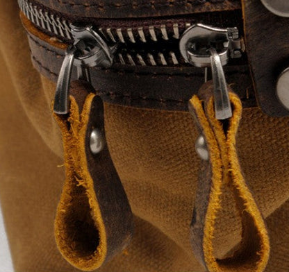 sac de weekend élégant en toile cirée camel détail fermeture éclair petite décoration effet cuir véritable