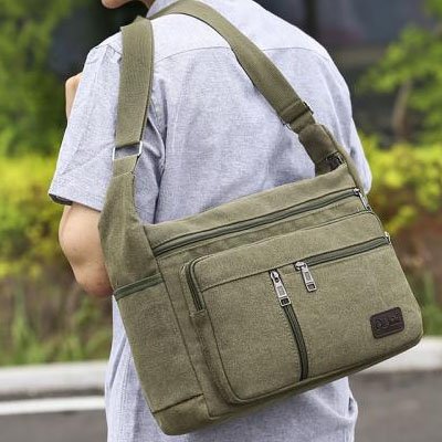 Sac en bandoulière homme porté dans le dos sur épaule, plusieurs poches zippées, rangement organisé, style urbain moderne
