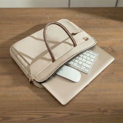 Sac ordinateur femme sur bureau de bois moderne exposant ordinateur souris et clavier additionnelle