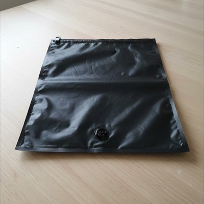 Sac sous vide pour valise noir présenté seul sur table claire, design compact et étanche, solution pratique pour optimiser l’espace dans la valise.