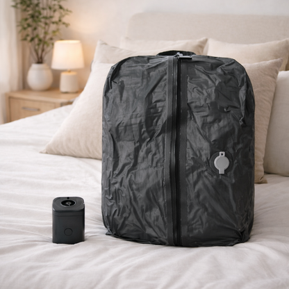 sac sous vide voyage noir compresseur electrique compact place sur lit blanc dans chambre minimaliste moderne optimisation espace vetements