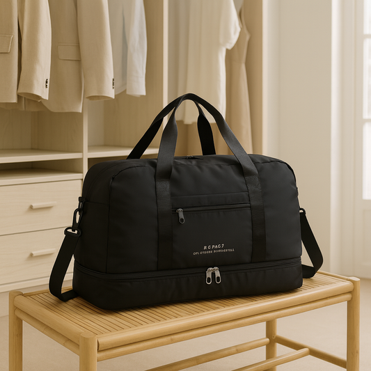 Sac voyage noir posé sur une table en bois dans un intérieur minimaliste lumineux, design moderne, poignées et fermeture zippée, pratique pour déplacement