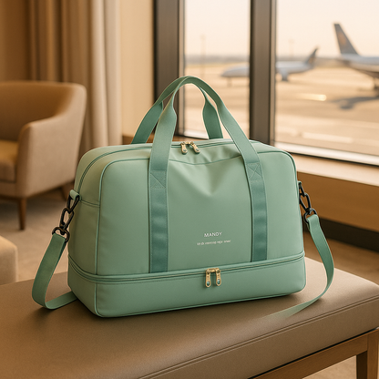 Sac de voyage vert posé dans un salon VIP d’aéroport près d’une baie vitrée avec avion en arrière plan, ambiance calme et luxe, prêt pour le voyage
