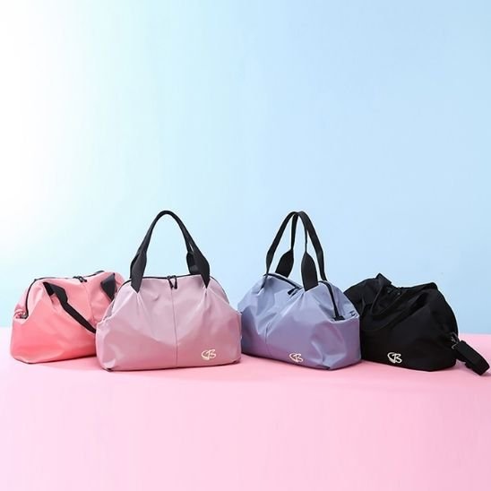Sac week end femme élégant sur fond bleu, couverture rose, disponible en 4 couleurs
