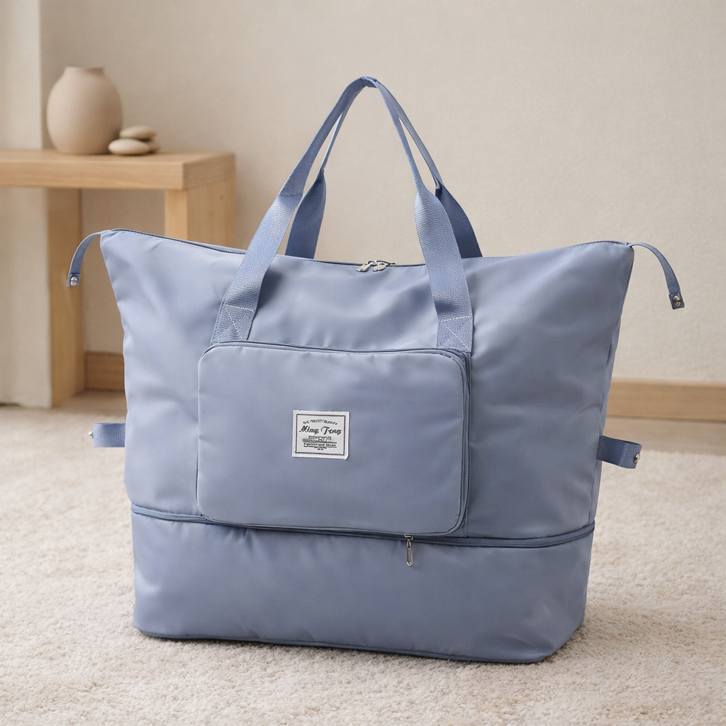 Sac week end femme extensible pliable bleu sur un tapis moelleux ambiance zen