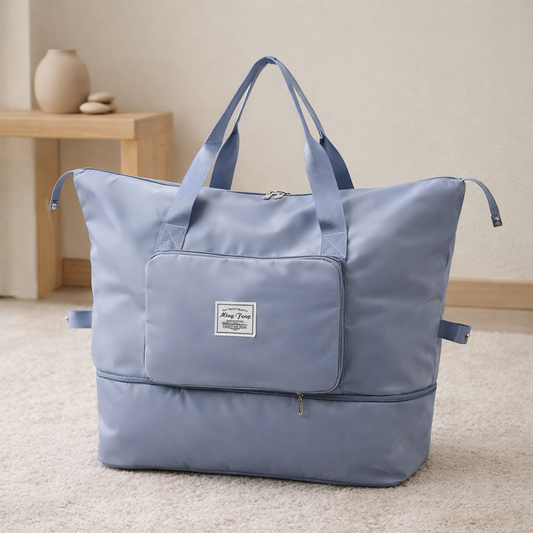Sac week end femme extensible pliable bleu sur un tapis moelleux ambiance zen