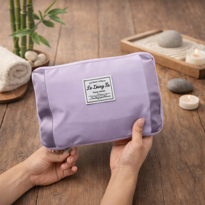 Sac week end femme extensible pliable lavande plié sur une table en bois