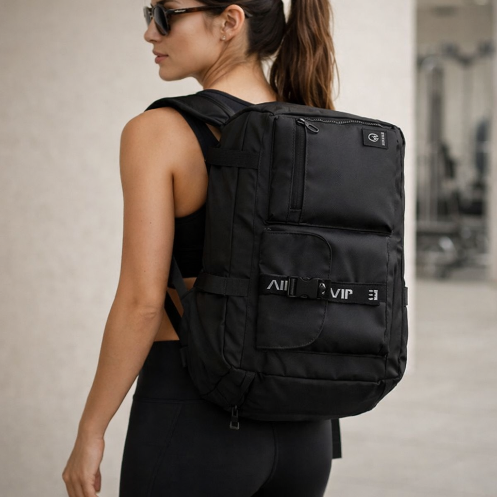 sac week end femme noir sur le dos il se transforme et protège tous les éléments essentiels à la journée