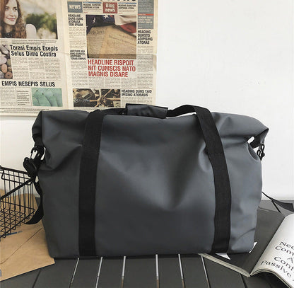 Sac week en gris pose sur une table en intérieur présente seul dans une mise en scène simple pour une présentation produit claire.
