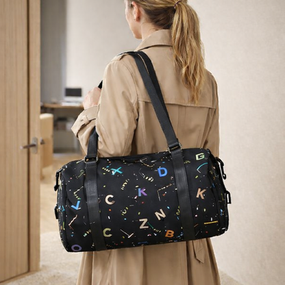Sac Weekend Fantaisie noir porté en bandoulière par une femme à la sortie du bureau, design moderne et confortable.