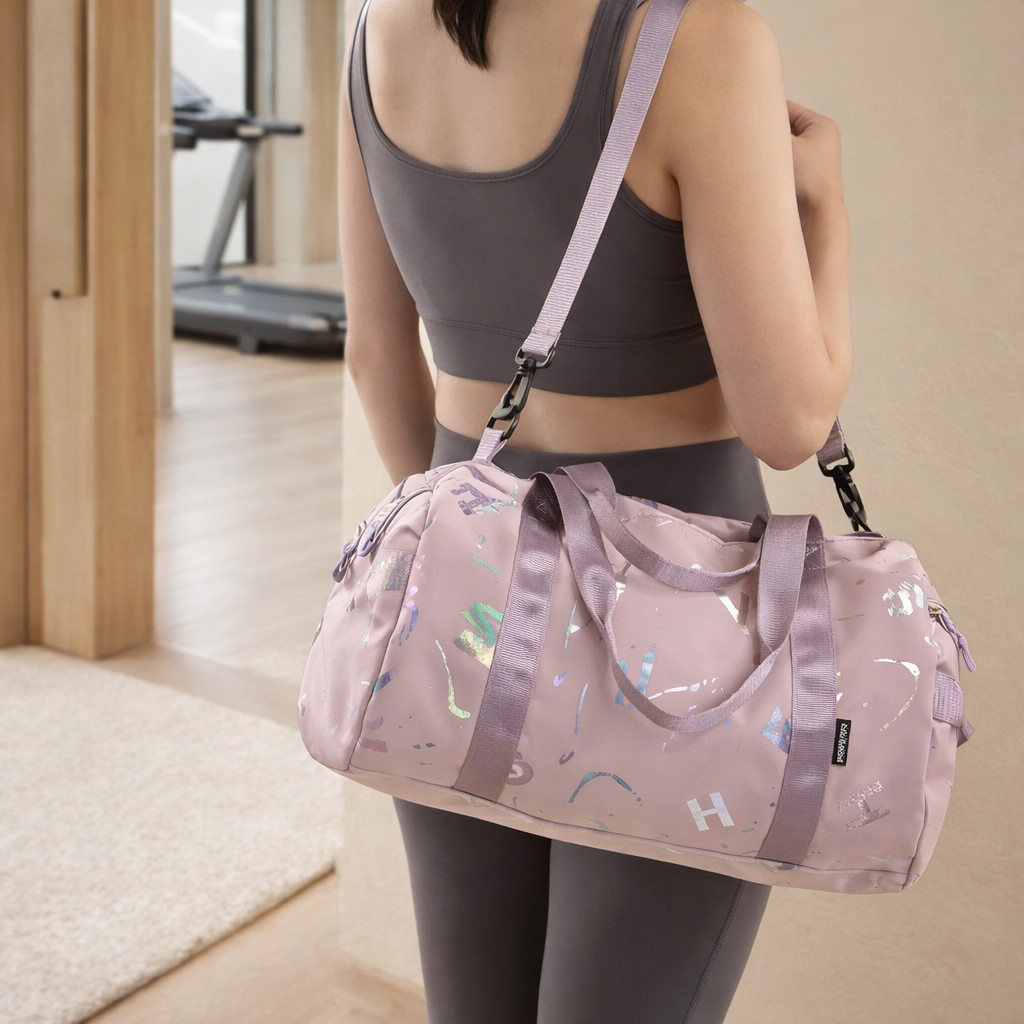 Sac Weekend Fantaisie rose porté par une femme en tenue sportive, idéal pour le sport, le week-end ou une escapade rapide