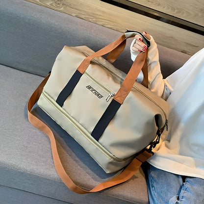 sac weekender beige avec poignées marron tenu par une femme banc gris