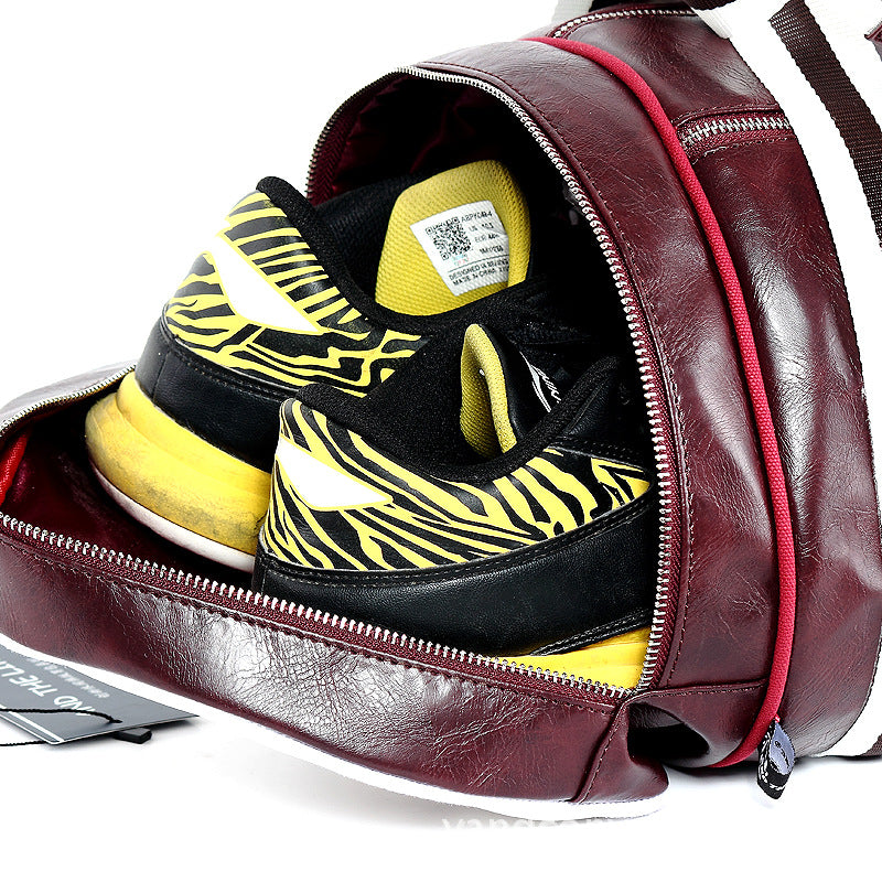 Sac weekender homme bordeaux en simili cuir ouvert en studio, montrant un compartiment spacieux avec des chaussures rangées à l’intérieur.