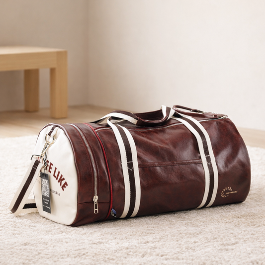 Sac weekender homme bordeaux posé sur un tapis clair dans un intérieur zen