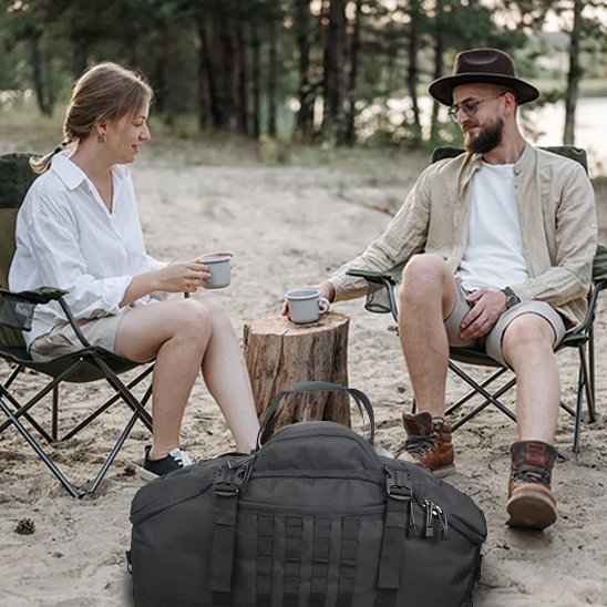 Sac weekender homme Grande capacité en avant scène. deux personne à la plage avec tout l'équipement pour un séjour confortable
