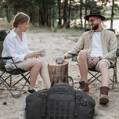 Sac weekender homme Grande capacité en avant scène. deux personne à la plage avec tout l'équipement pour un séjour confortable