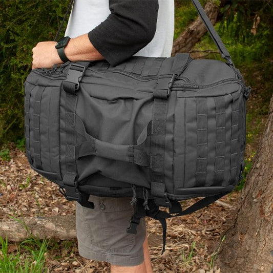 Sac weekender homme Grande capacité noir transporté sur l'épaule dans le bois