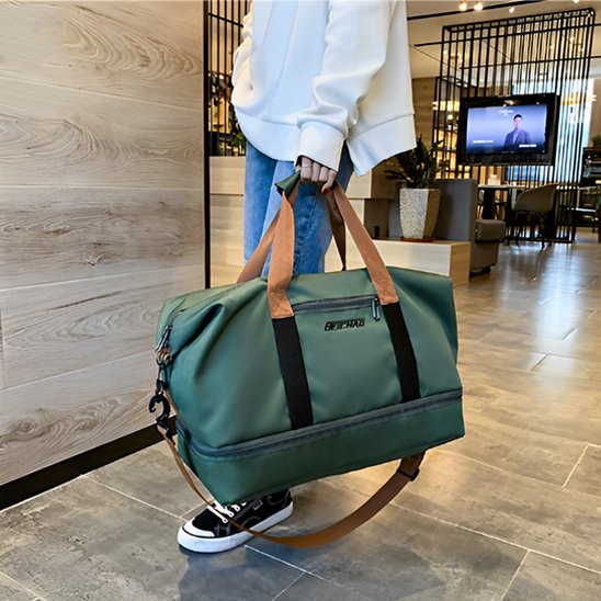sac weekender vert portée à la main dans hôtel moderne idéal pour déplacement professionnel weekend urbain et voyage organise
