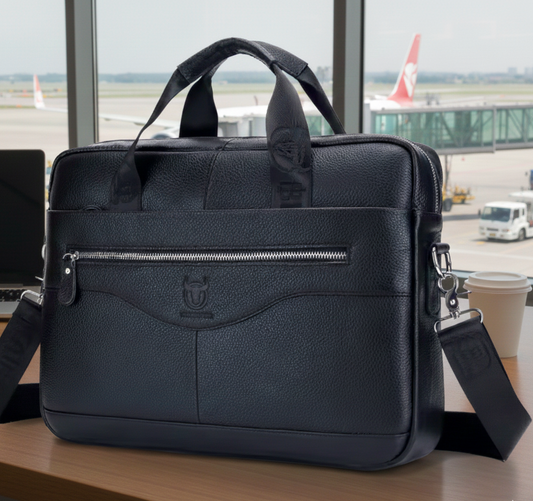 sacoche ordinateur en cuir noir style professionnel posee sur table a laeroport avec vue sur pistes parfaite pour voyage en cabine