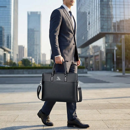 Professionnel en costume transportant une sacoche ordinateur homme noire à la main, décor urbain avec immeubles modernes en arrière-plan.